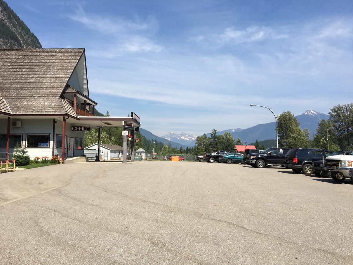Peaks Lodge Revelstoke Exteriör bild
