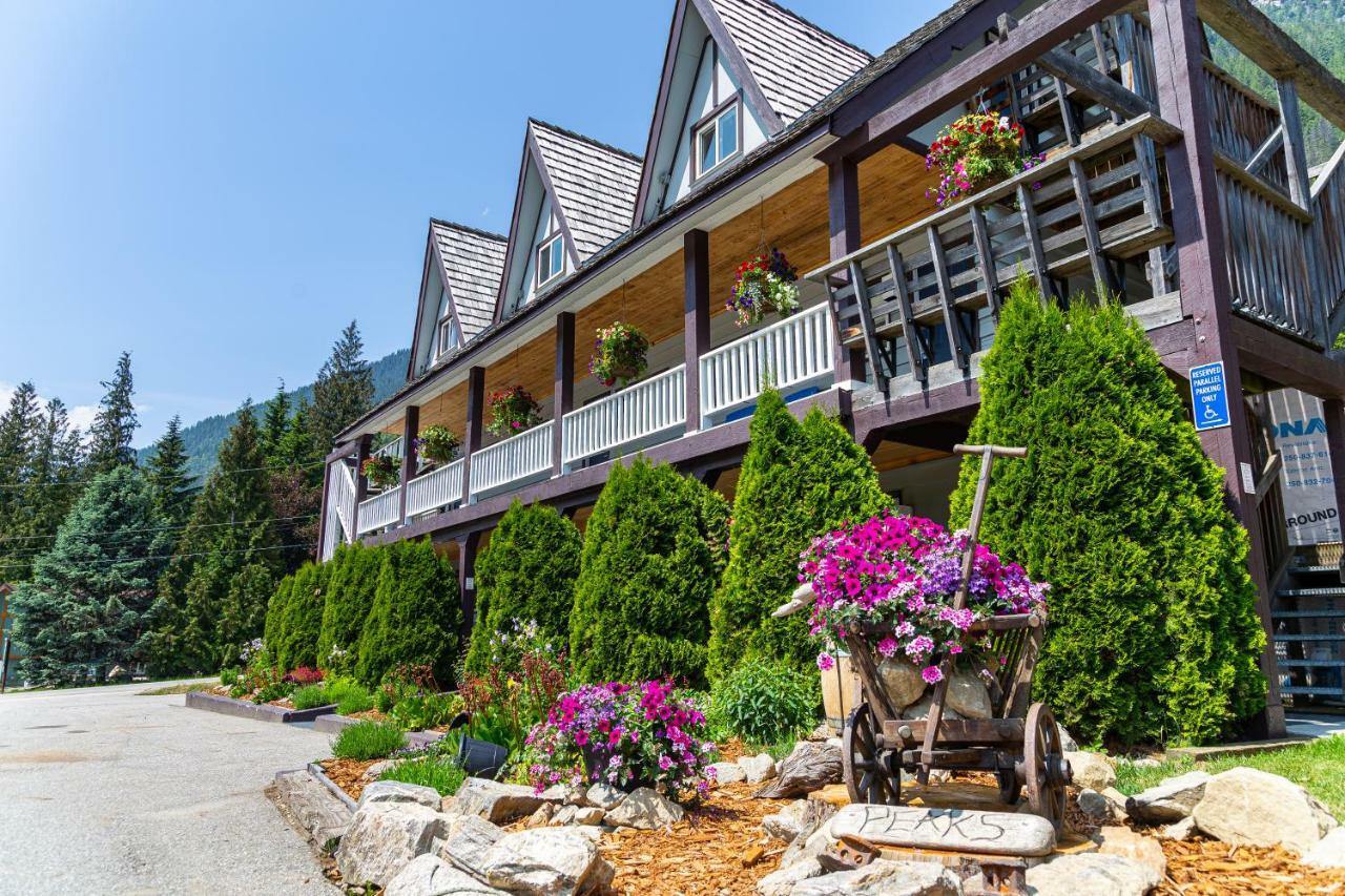 Peaks Lodge Revelstoke Exteriör bild
