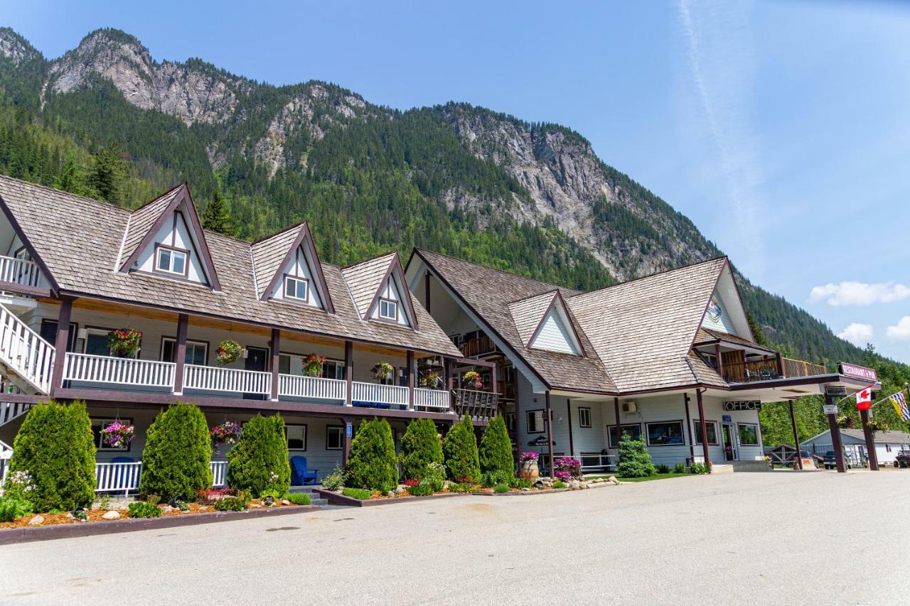 Peaks Lodge Revelstoke Exteriör bild