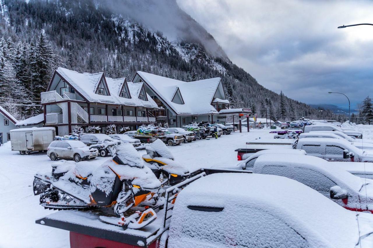 Peaks Lodge Revelstoke Exteriör bild