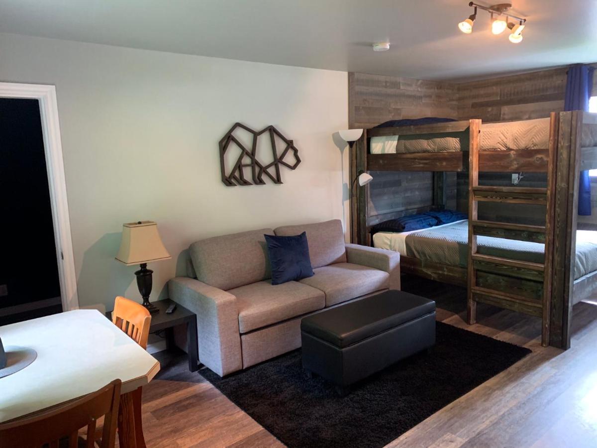 Peaks Lodge Revelstoke Exteriör bild