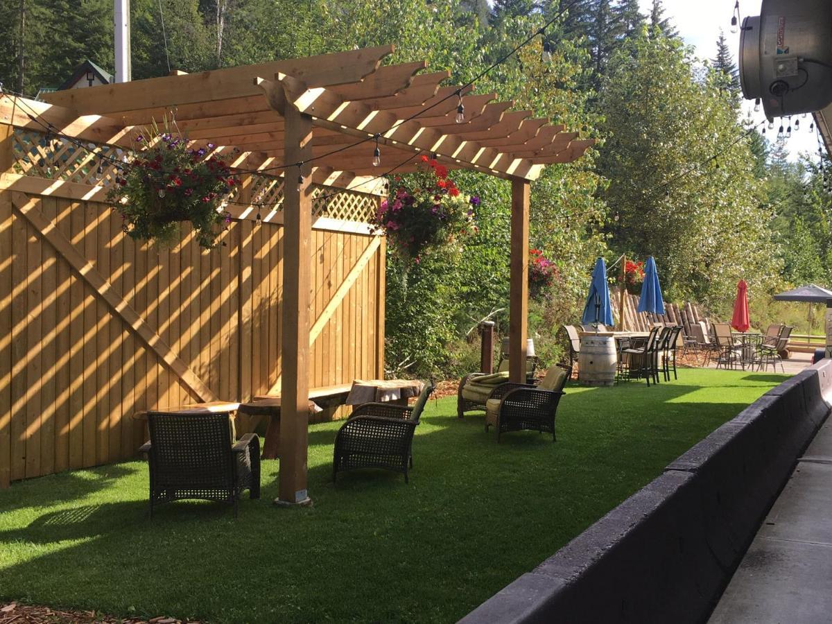 Peaks Lodge Revelstoke Exteriör bild