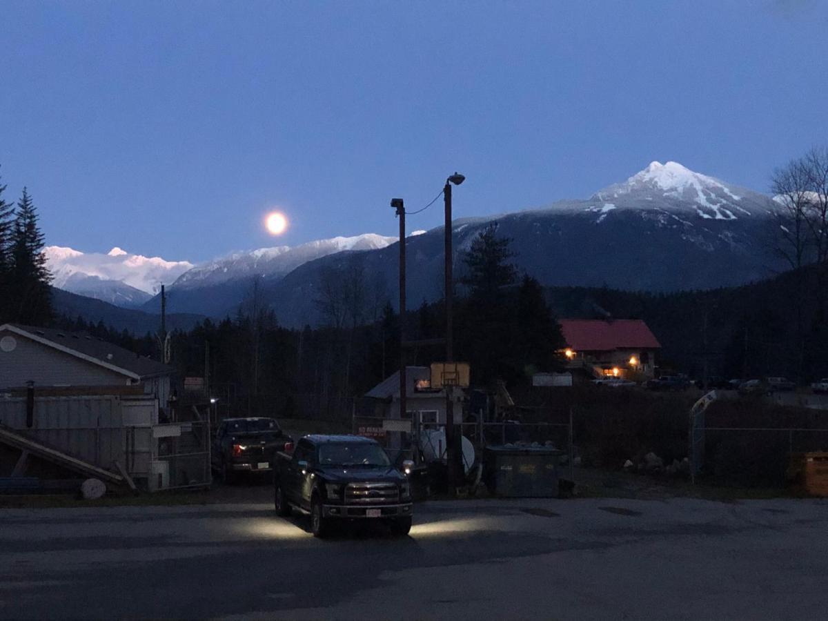 Peaks Lodge Revelstoke Exteriör bild